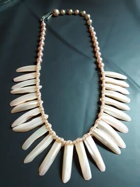 Elegant Pink Mother of Pearl Shell Necklace - Vintage 1950s -extremely rare.